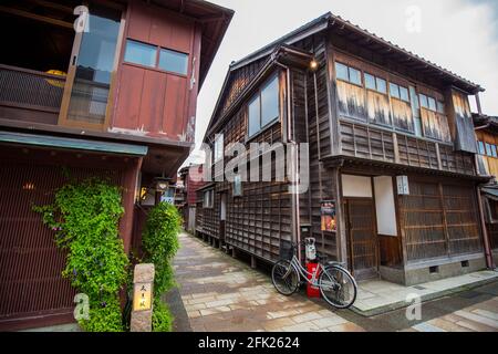 Maisons et bâtiments traditionnels magnifiquement préservés. Edo quartier de l'ancienne ville japonaise de Kanazawa. Ville japonaise de Samurai avec ses vieilles rues pittoresques. Banque D'Images