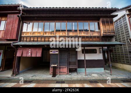 Maisons et bâtiments traditionnels magnifiquement préservés. Edo quartier de l'ancienne ville japonaise de Kanazawa. Ville japonaise de Samurai avec ses vieilles rues pittoresques. Banque D'Images