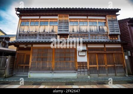 Maisons et bâtiments traditionnels magnifiquement préservés. Edo quartier de l'ancienne ville japonaise de Kanazawa. Ville japonaise de Samurai avec ses vieilles rues pittoresques. Banque D'Images