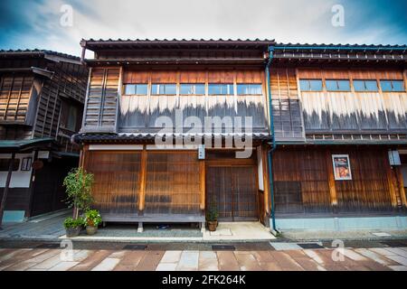 Maisons et bâtiments traditionnels magnifiquement préservés. Edo quartier de l'ancienne ville japonaise de Kanazawa. Ville japonaise de Samurai avec ses vieilles rues pittoresques. Banque D'Images