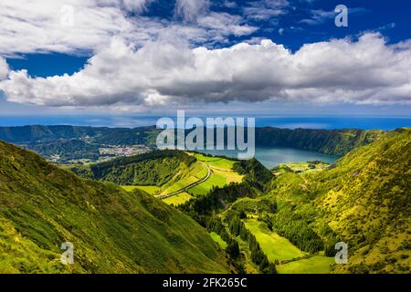 Belle vue sur le lac de Santiago 'Lagoa de Santiago ' du point de vue de la bouche de l'Enfer 'Miradouro Boca do Inferno' dans l'île de São Miguel, Açores, Portugal. Lak Banque D'Images