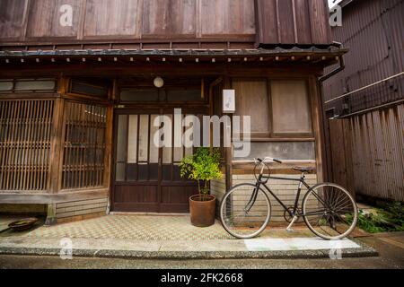 Higashiya et Machiya. Maison, boutique et bâtiment japonais traditionnels magnifiquement conservés. Edo quartier de la ville ancienne de Kanazawa. Vieilles rues pittoresques. Banque D'Images