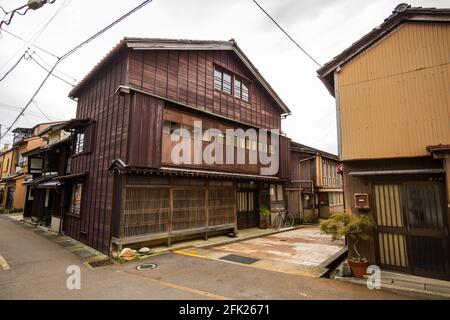 Maisons et bâtiments traditionnels magnifiquement préservés. Edo quartier de l'ancienne ville japonaise de Kanazawa. Ville japonaise de Samurai avec ses vieilles rues pittoresques. Banque D'Images