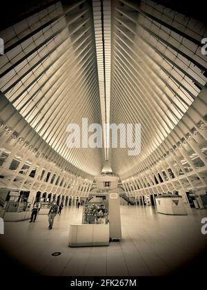 Vue intérieure de l'Oculus au World Trade Center de Manhattan, New York, conçu par Santiago Calatrava Banque D'Images