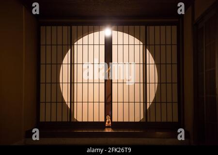 Pleins feux sur les séparateurs de cadre en treillis de papier de porte coulissante japonaise Shoji. Entrée traditionnelle magnifiquement préservée, bâtiment à Kanazawa, Japon. Banque D'Images