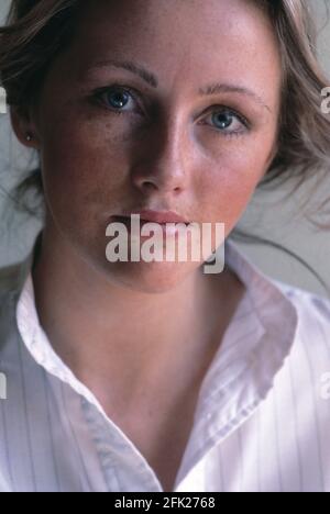 Studio portrait de jeune femme. Banque D'Images