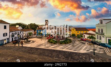 Vue panoramique sur la commune et la place centrale de Ribeira Grande, Sao Miguel, Açores, Portugal. Place centrale de Ribeira Grande, Sao MIG Banque D'Images