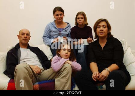 POUR MATT SUR L'ÉTUDE SUNDAYCASE - "CE QUE LES GENS FONT LE SAMEDI SOIR. ' MOM SALLY LONG, DAD STEVE HUDSON AVEC LES ENFANTS BEATRICE 16, OLIVIA 12 ET KITTY 5. 25 OCTOBRE 2001 PHOTO ANDY PARADISE Banque D'Images