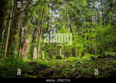 Pierres tombales pour enfants âgés et lieu de sépulture. Randonnée sur le sentier de Nakasendo de Magome à Tsumago. Célèbre itinéraire japonais à travers la vallée de Kiso, Japon. Banque D'Images