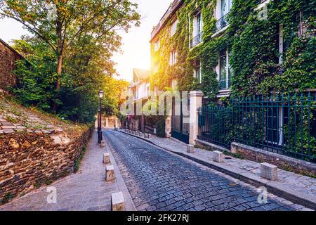 Quartier de Montmartre à Paris. Maisons sur route étroite au quartier de Montmartre à Paris. Vue sur rue confortable en quart de Montmartre à Paris, France. Archi Banque D'Images