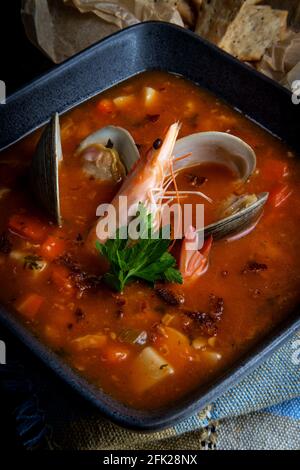 Soupe fraîche et chaude de chaudrée de palourdes de Manhattan avec crevettes entières Banque D'Images