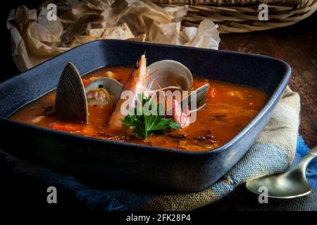 Soupe fraîche et chaude de chaudrée de palourdes de Manhattan avec crevettes entières Banque D'Images