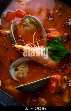 Soupe fraîche et chaude de chaudrée de palourdes de Manhattan avec crevettes entières Banque D'Images