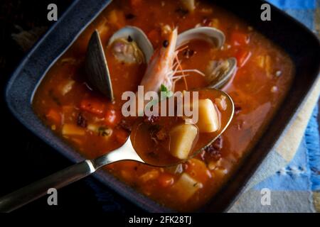 Soupe fraîche et chaude de chaudrée de palourdes de Manhattan avec crevettes entières Banque D'Images