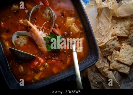 Soupe fraîche et chaude de chaudrée de palourdes de Manhattan avec crevettes entières Banque D'Images