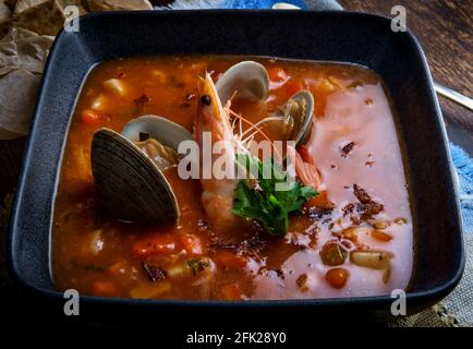 Soupe fraîche et chaude de chaudrée de palourdes de Manhattan avec crevettes entières Banque D'Images