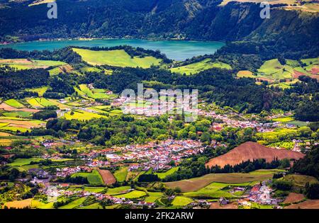 Vue sur le village de Furnas dans l'île de São Miguel, Açores, Portugal. Vue sur Furnas un célèbre village pour les sources thermales géothermiques dans l'île de São Miguel Açores P. Banque D'Images