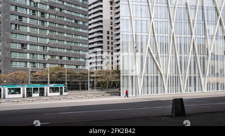 Immeubles résidentiels et de bureaux situés au bout de l'avenue Diagonal à Barcelone, Espagne. Architecture moderne, vue panoramique. Banque D'Images