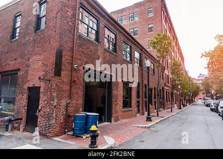Bâtiments en briques rouges rénovés le long d'un étroit arbre bordé de strétin automne Banque D'Images