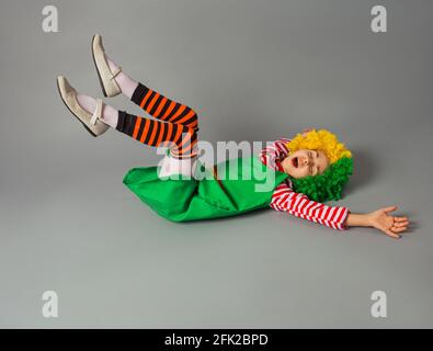 La petite fille dans un costume de clown exprime des émotions Banque D'Images