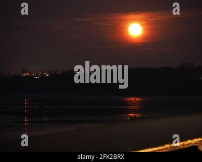 Minster on Sea, Kent, Royaume-Uni. 27 avril 2021. Météo au Royaume-Uni: La pleine lune rose qui s'élève au-dessus des falaises de Minster sur la mer, Kent une couleur orange spectaculaire. Crédit : James Bell/Alay Live News Banque D'Images
