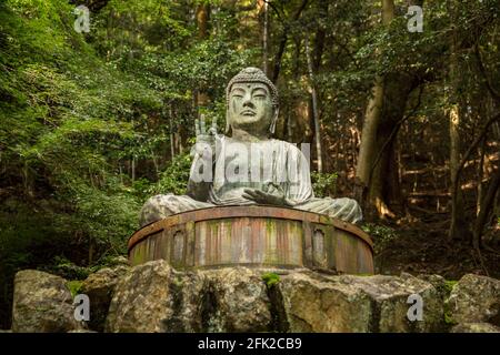 Statue de Bouddha en bronze au temple Enjoji, Mont Shosha. Célèbre temple bouddhiste près du château Himeji, également l'emplacement pour le film "le dernier samouraï" Banque D'Images