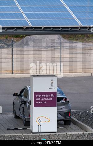 Station de charge pour voitures électriques, station de charge rapide, en partie à partir de l'énergie solaire du toit, d'Innogy et des services publics municipaux de Duisburg, ve Banque D'Images