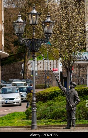 Sculpture Der Latääne Pit, briquet lanterne, dernière lanterne à gaz de la ville, sur Mülheimer Platz Friedrichstraße, à l'angle de Bachstraße, Mülheim an der Ruhr, Banque D'Images