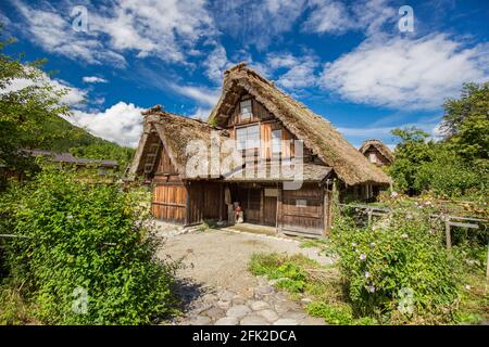 Petite maison japonaise traditionnelle. Bâtiment avec toit de chaume. Ogimachi Shirakawa-Go, site classé au patrimoine mondial de l'UNESCO. Shirakawa, Gifu, Japon Banque D'Images