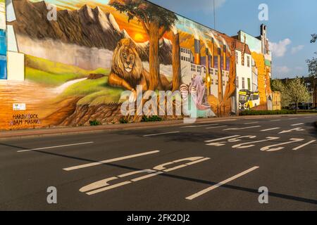 Grande murale dans le cadre de la campagne Urbanart Weltbaustellen NRW, sur les thèmes de l'écologie, de l'environnement, des questions sociales, de l'économie, de la société, par les artistes fr Banque D'Images