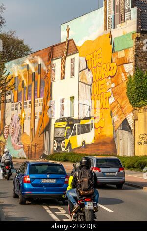 Grande murale dans le cadre de la campagne Urbanart Weltbaustellen NRW, sur les thèmes de l'écologie, de l'environnement, des questions sociales, de l'économie, de la société, par les artistes fr Banque D'Images