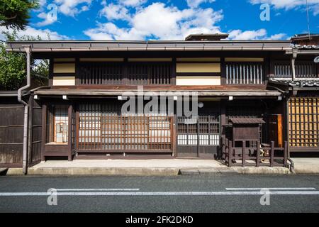 Architecture japonaise traditionnelle dans la vieille ville japonaise historique de Takayama, Gifu, Japon. Banque D'Images