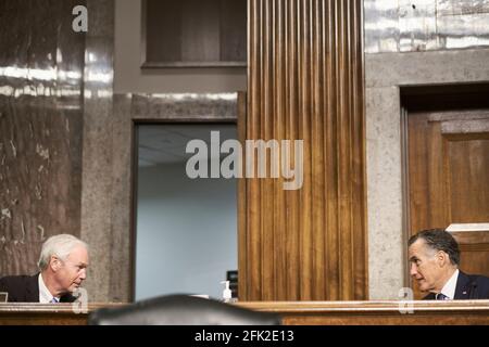 Washington, 27 avril 2021, Washington, DC. 27 avril 2021. WASHINGTON, DC - le 27 AVRIL 2021 : le sénateur américain Mitt Romney (républicain de l'Utah), à droite, s'entretient avec le sénateur américain Ron Johnson (républicain du Wisconsin) lors d'une audition de la Commission des relations étrangères du Sénat sur la politique américaine en Afghanistan à Capitol Hill à Washington, DC, le 27 avril 2021. Crédit: T.J. Kirkpatrick/Pool via CNP | usage dans le monde crédit : dpa/Alay Live News Banque D'Images