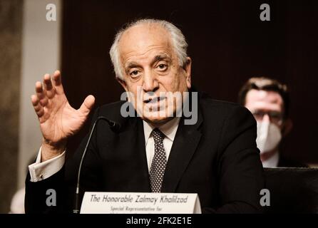Washington, 27 avril 2021, Washington, DC. 27 avril 2021. WASHINGTON, DC - le 27 AVRIL 2021 : Zalmay Khalilzad, représentant spécial pour la réconciliation en Afghanistan au Département d'État, témoigne d'une audience du Comité sénatorial des relations étrangères sur la politique américaine en Afghanistan à Capitol Hill, à Washington, DC, le 27 avril 2021. Crédit: T.J. Kirkpatrick/Pool via CNP | usage dans le monde crédit : dpa/Alay Live News Banque D'Images