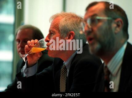 Conférence de presse pour l'annonce que les consommateurs de toutes les parties du pays peuvent maintenant choisir leur compnayL;R: Mike Hughes, electricity Association; Callum McCarthy, directeur général de l'approvisionnement en gaz et en électricité; John Battle, ministre de l'énergie. Banque D'Images