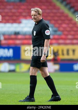 Londres, Royaume-Uni. 27 avril 2021. Arbitre Trevor Kettle lors de la Sky Bet League 1 derrière des portes fermées match entre Charlton Athletic et Crewe Alexandra à la Valley, Londres, Angleterre le 27 avril 2021. Photo d'Alan Stanford/Prime Media Images. Crédit : Prime Media Images/Alamy Live News Banque D'Images