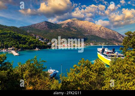 Vue sur la ville de Poros, l'île de Kefalonia en Grèce. Poros ville au milieu de la journée. Céphalonie ou île de Kefalonia, Mer Ionienne, Grèce. Village de Poros, Banque D'Images