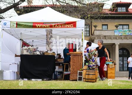 Stand de dégustation de vins au salon du jardin de printemps de Tulsa, Oklahoma ÉTATS-UNIS 4 13 2018 Banque D'Images