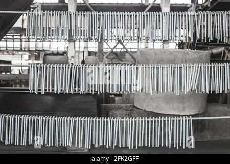 Pièces intégrées pour structures en béton avec renfort, plaques de fer, chantier de construction, peintes et suspendues pour le séchage. Banque D'Images