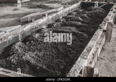 Mélange béton-gravier pour la construction et la production de dalles de béton, de planchers de ciment, de matériaux de fondation. Banque D'Images