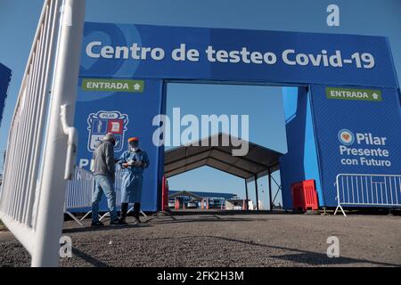 Buenos Aires, Argentine. 27 avril 2021. Un agent de santé se trouve à l'extérieur d'un centre de vaccination. Le gouvernement argentin a imposé des couvre-feux plus serrés en raison de la hausse des taux d'infection. Dans les régions les plus touchées par Corona, les classes de fréquentation ont été reportées. Selon les données officielles, le taux de mortalité des personnes infectées par Covid-19 dans le pays est de 2.15 pour cent. Credit: Florencia Martin/dpa/Alay Live News Banque D'Images