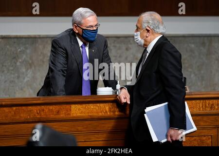 Washington, le 27 avril 2021, le sénateur américain Bob Menendez (démocrate du New Jersey), président, Comité sénatorial américain des relations étrangères, à gauche, s'entretient avec Zalmay Khalilzad, envoyé spécial pour la réconciliation en Afghanistan, à droite, à la fin d'une audience sur Capitol Hill à Washington, le 27 avril 2021, Sur la politique et les plans de retrait des troupes de l'administration Biden après deux décennies de guerre. Crédit : Susan Walsh/Pool via CNP | utilisation dans le monde entier Banque D'Images