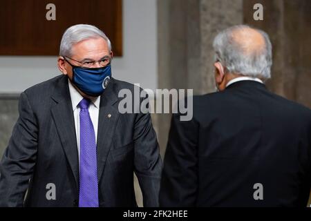 Washington, le 27 avril 2021, le sénateur américain Bob Menendez (démocrate du New Jersey), président, Comité sénatorial américain des relations étrangères, à gauche, s'entretient avec Zalmay Khalilzad, envoyé spécial pour la réconciliation en Afghanistan, à droite, à la fin d'une audience sur Capitol Hill à Washington, le 27 avril 2021, Sur la politique et les plans de retrait des troupes de l'administration Biden après deux décennies de guerre. Crédit : Susan Walsh/Pool via CNP | utilisation dans le monde entier Banque D'Images