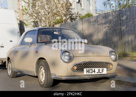 Nissan Figaro sur le côté de la route Banque D'Images