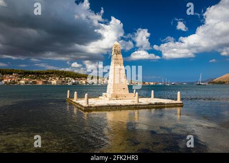 Vue sur le pont de Bosset dans la ville d'Argostoli sur l'île de Kefalonia. Pont de Bosset sur le lac à Argostoli, Kefalonia. Obélisque et le de Bosset br Banque D'Images