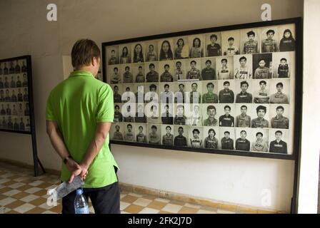 Une vue touristique photos des victimes de torture au Musée du génocide de Tuol Sleng, anciennement prison de sécurité 21 et site de torture à Phnom Penh, Cambodge. Banque D'Images