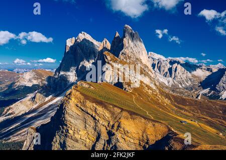 Secada en automne dans le sud du Tyrol dans les Alpes du nord de l'Italie. Vues de Seceda sur les montagnes Odle en automne avec les couleurs de l'automne. Secada, Val Gardena, Banque D'Images