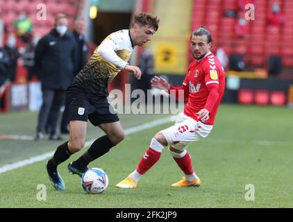 Woolwich, Royaume-Uni. 27 avril 2021. WOOLWICH, Royaume-Uni, AVRIL 27:L-R Harry Pickering de Crewe Alexander (en prêt de Blackburn Rovers) prend sur Charlton Athletic Jake Forster-Caskey pendant Sky Bet League One entre Charlton Athletic et Crewe Alexandra à la Valley, Woolwich le 27 avril 2021 crédit: Action Foto Sport/Alay Live News Banque D'Images