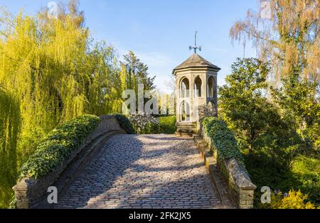 Pont de folie et de pierre pendant le festival printanier des tulipes à Dunsborough Park, Ripley, Surrey, au sud-est de l'Angleterre, en avril Banque D'Images