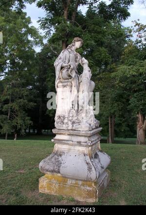 Sculpture de style hellénique dans le parc de MillsLivingston Mansion sur l'Hudson River, Staatsburg, NY, USA Banque D'Images
